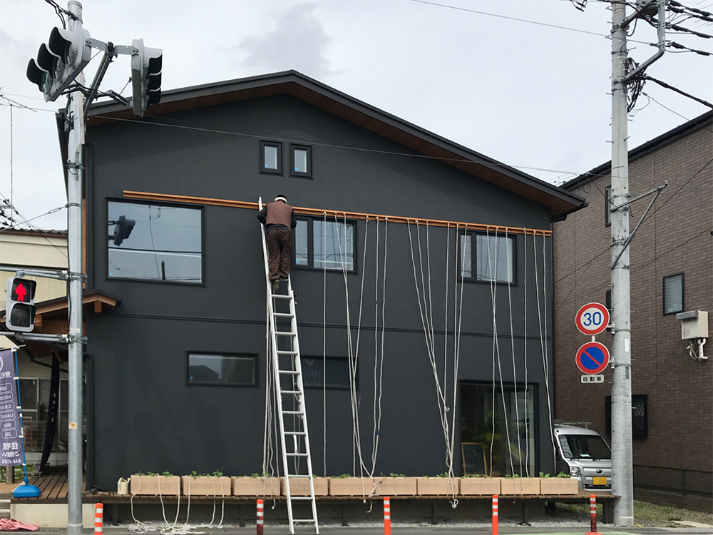 今年の笑顔朝顔プロジェクト「朝顔でグリーンカーテン」ロープを張りました