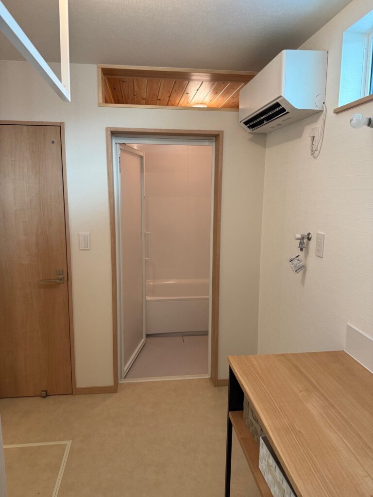 新座市リノベーション写真-脱衣場エアコン（施工後）画像
